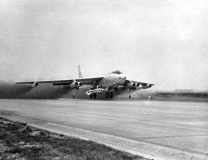 Air – launch antisatelitní střela Bolt Orion v podvěsu bombardéru Boeing B-47 Stratojet